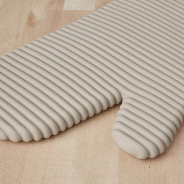 KitchenAid Ribbed Soft Silicone Oven Mitt Set - Image 3
